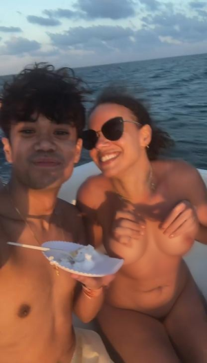 Genelle Williams vacation in matching bikini pics 26.-27.3.2025 OPt2CaB5_o fake.png