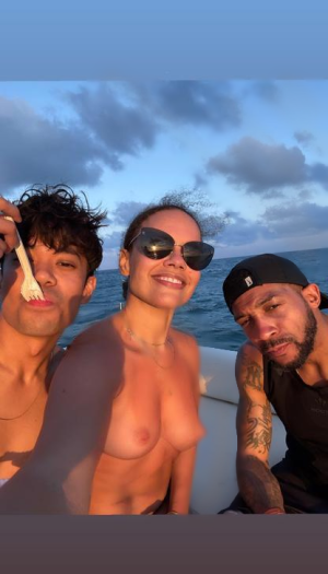 Genelle Williams vacation in matching bikini pics 26.-27.3.2025 S2s7kYp8_o fake.png