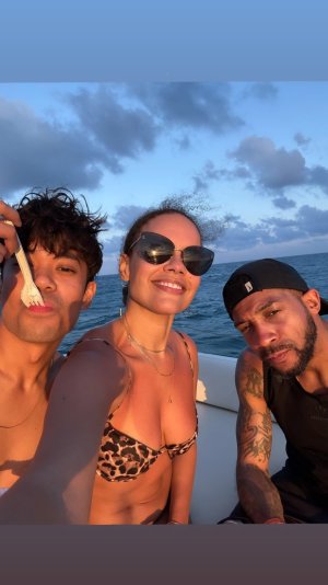 Genelle Williams vacation in matching bikini pics 26.-27.3.2025 S2s7kYp8_o.jpg