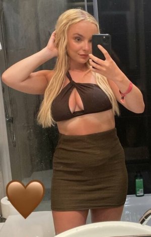 emily-hewertson_0018_edit_165151982750839.jpg emily-hewertson_0018_edit_165151982750839.jpg