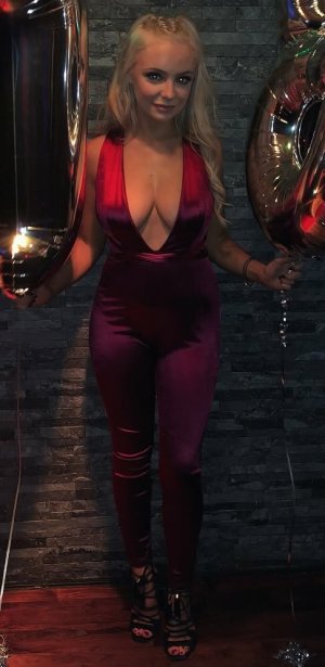 emily-hewertson_0019_edit_165126633258134.jpg emily-hewertson_0019_edit_165126633258134.jpg