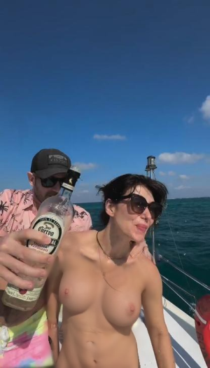 Jewel Staite vacation in matching bikini pics 26.-27.3.2025 Aat5EUPf_o fake.png