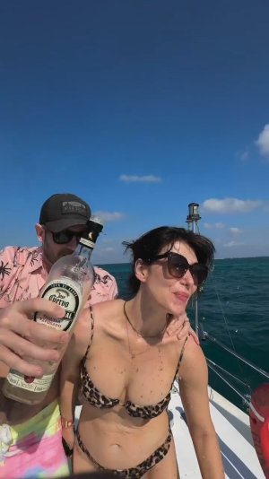 Jewel Staite vacation in matching bikini pics 26.-27.3.2025 Aat5EUPf_o.jpg