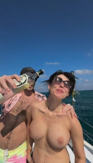 Jewel Staite vacation in matching bikini pics 26.-27.3.2025 vWaOgCpa_o fake.png