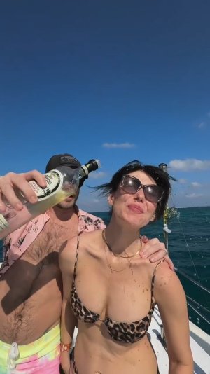 Jewel Staite vacation in matching bikini pics 26.-27.3.2025 vWaOgCpa_o.jpg