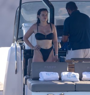 Bella Thorne - Cabo San Lucas, Mexico - November 3, 2025 b__2_.jpg