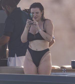 Bella Thorne - Cabo San Lucas, Mexico - November 3, 2025 b__21_.jpg