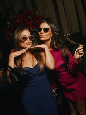 Olivia Holt and Victoria Justice 38910.jpg