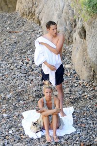 Nicky-Hilton-Upskirt-6.jpg