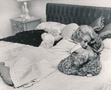 Sandra Dee  O56tx8ewnr1s2nyi4o1.jpg