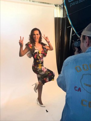 Erin Cahill - posing 2.jpg