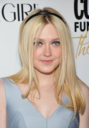 010671508_Dakota_Fanning_at_the_cosmopolitan_Fun_Fearless_Awards_in_NYC_04_122_420lo.jpg