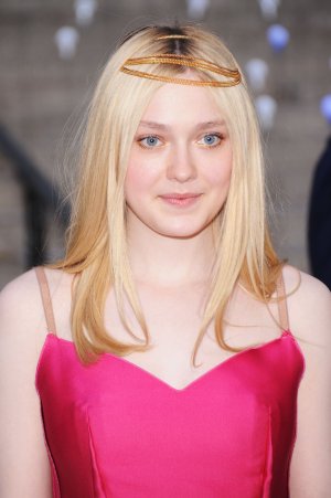 761396519_dakota_fanning_at_the_tribeca_film_fest_vanity_fair_party_in_nyc_04_122_36lo.jpg