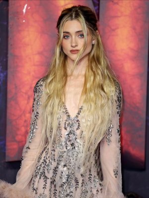 Natalia Dyer✨ for @strangerthingstv London Premier Styling @bradgoreski Makeup @chykapuka @for...jpg