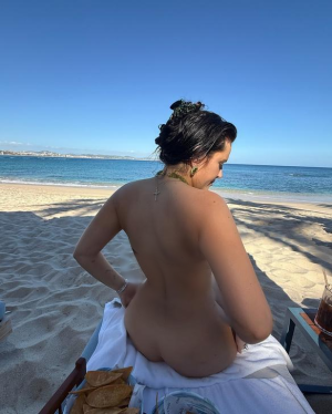 Bella Thorne - 66067403445692685_9721868__4_ fake.png