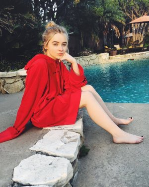 Sabrina-Carpenter-Feet-2770934.jpg
