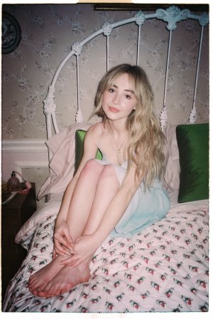 Sabrina-Carpenter-Feet-5572382.jpg