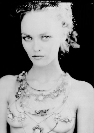 Vanessa Paradis b1a6cd23003e613242e214bc40ddbc1a_full.jpg