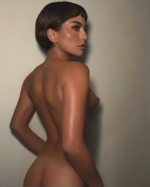 Isabela Merced - 3 fake.png