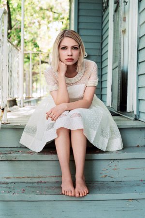 Tavi-Gevinson-Feet-1934735.jpg
