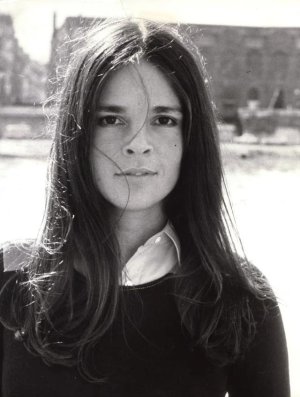 ali-macgraw-1970s-v0-0tlhqfvvz0ld1.jpeg