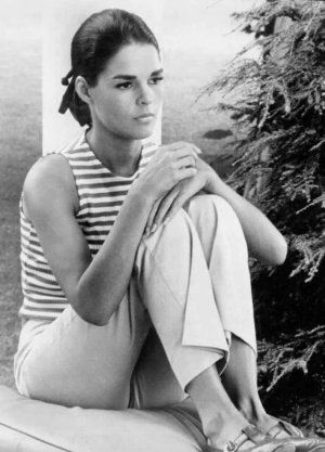 ali-macgraw-1970s-v0-jm6xtfvvz0ld1.jpeg