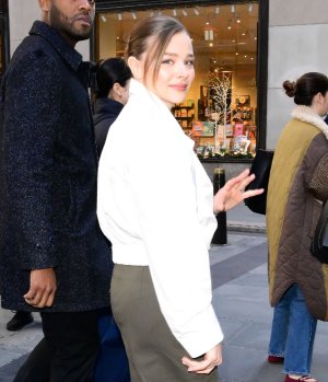 Chloe_Moretz_outside_the__TODAY__show_studios_in_New_York_12-01-20250050.jpg