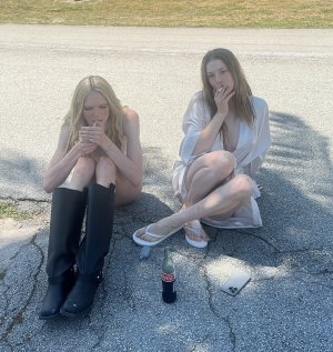Hunter-Schafer-Feet-7925719.jpg