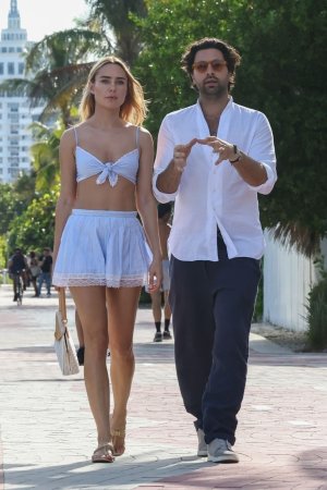 kimberley-garner-enjoys-a-romantic-stroll-at-art-basel-week-in-miami-beach-12-04-2025-0.jpg