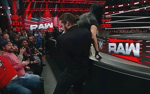roxanne-perez-ejected-from-building-by-security-during-120-wwe-raw-on-netflix-46.png