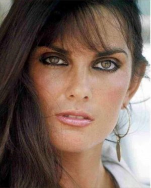 caroline-munro-v0-gt2w2rt2unkf1.jpg