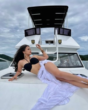 Aahnaa Sharma (2).jpg