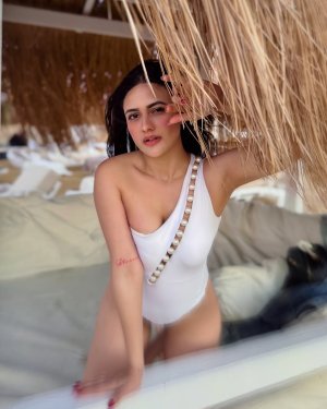 Aahnaa Sharma (4).jpg