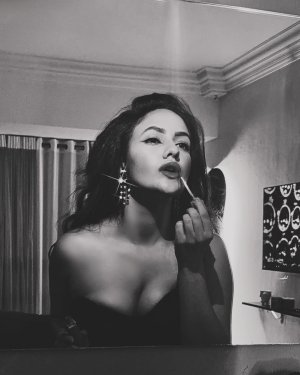 Aahnaa Sharma (5).jpg