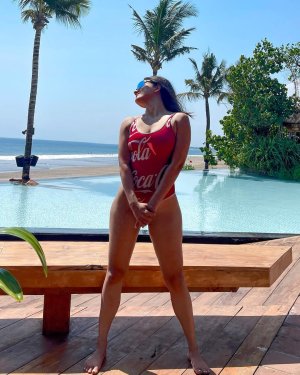 Aahnaa Sharma (14).jpg