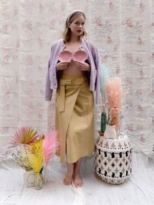 Elizabeth Lail - Interview with Grumpy Magazine on her career after You - 25 Feb 2021 AQvFXcou_o.jpg