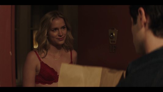 Elizabeth Lail - You S01E01-10 (2018) 11.jpg
