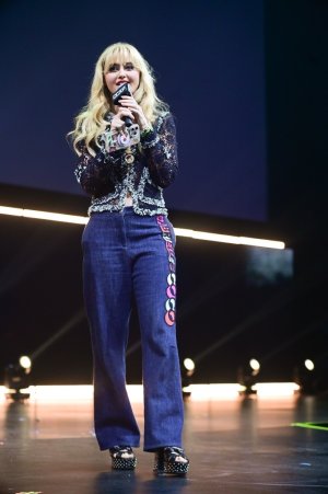 Kathryn_Newton_at___CCXP_Presents__Kathryn_Newton___panel_during_the_final_day_of__0002.jpg