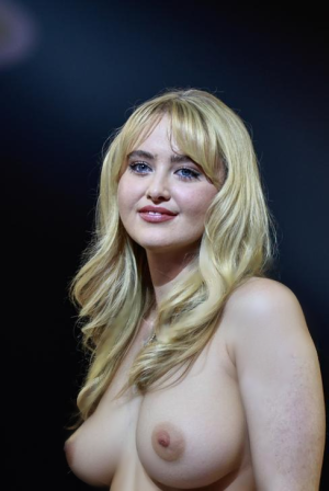 Kathryn_Newton_on_stage_during_CCXP_2025_in_Sao_Paulo_12-04-20250001 fake.png