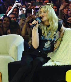 Kathryn_Newton_on_stage_during_CCXP_2025_in_Sao_Paulo_12-04-20250013.jpg