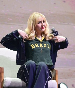 Kathryn_Newton_on_stage_during_CCXP_2025_in_Sao_Paulo_12-04-20250026.jpg