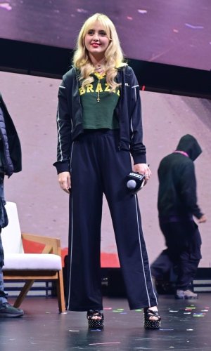 Kathryn_Newton_on_stage_during_CCXP_2025_in_Sao_Paulo_12-04-20250044.jpg