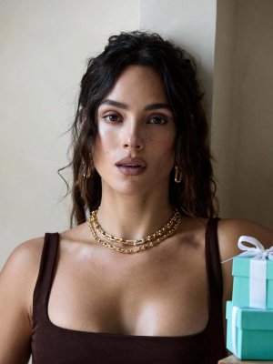 Adria Arjona - Tiffany and Co Photos 3OVnK5Qr_o.jpg