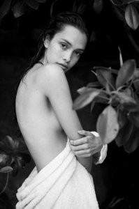 Zoe Barnard Nude & Sexy - TheFappeningBlog.com 10.jpg