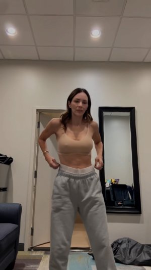 Katharine McPhee - Workout, December 2025 3.jpg