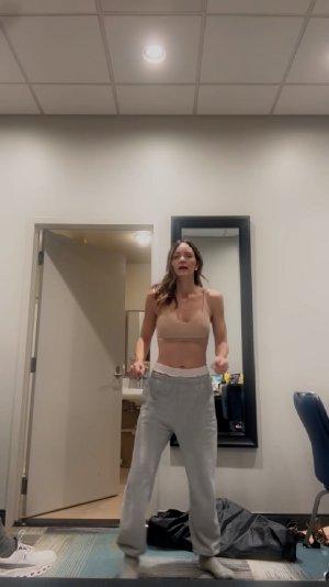 Katharine McPhee - Workout, December 2025 5.jpg