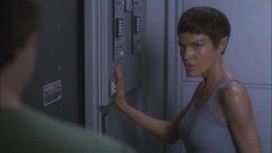 Jolene.Blalock-Star.Trek.Enterprise.2x25.Bounty.1080p.BluRay-034.jpg