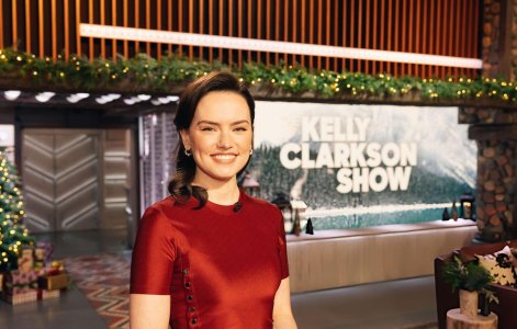 Daisy_Ridley_at_the_Kelly_Clarkson_show_in_New_York_12-14-20250003.jpg