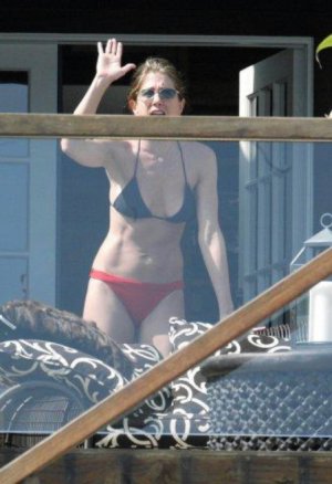 Jennifer_Aniston_in_bikini_at_her_home_in_Hollywood_12-14-2005__1_.jpg
