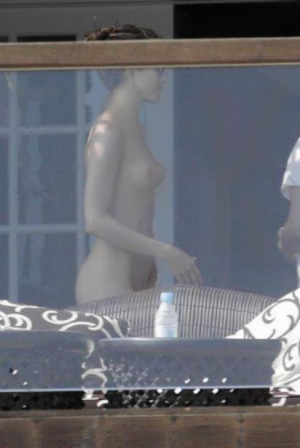 Jennifer_Aniston_in_bikini_at_her_home_in_Hollywood_12-14-2005__2_ fake.png
